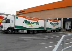 Un camion Almaverde Bio al momento dell'attracco.