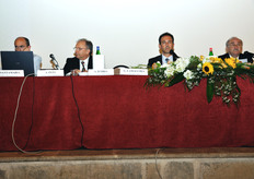 Alla relazione introduttiva hanno preso parte anche i dottori Pietro Santamaria dell'Universita' di Bari (primo da sinistra) e Antonio Elia dell'Universita' di Foggia (secondo da sinistra) che hanno presentato interessanti relazioni tecniche rispettivamente su patata novella e asparago (vedi articoli pubblicati su FreshPlaza in data 25 maggio 2009).