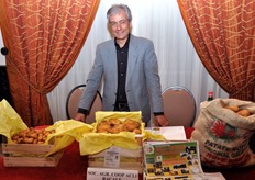 Enzo Manni ha presentato l'offerta di patate novelle della cooperativa ACLI di Racale (Lecce), fondata nel 1963 e che oggi associa circa 600 produttori. Le superfici coltivate a patata primaticcia dai soci di ACLI si estendono per 400 ettari, per un volume prodotto di 3.000 tonnellate, interamente destinato ai mercati esteri quali Germania, Olanda, Danimarca, Polonia e Rep. Ceca. La coop offre anche ortaggi, angurie e olio. Per info: Enzo Manni - cell. +39.335.8372084.