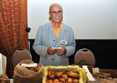 Il Sig. Luigi Verardi e' uno dei rappresentanti storici dell'azienda Galatina Srl, che da cinquant'anni produce patate novelle nel periodo che va da febbraio a fine luglio. I mercati principali per la vendita del prodotto sono quelli esteri. La zona di coltivazione, un tempo localizzata a Galatina (da cui il nome dell'azienda) e' oggi situata ad Alliste (vicino Lecce), dove la vicinanza al mare favorisce la precocita' dei raccolti.