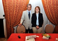 "Giacomo Suglia (APEO Puglia), insieme a Melania Vegliante, la quale ha partecipato al Workshop in rappresentanza dell'azienda Losito Pietro. L'azienda e' specializzata nella produzione di asparago e uva da tavola per il mercato estero. I prodotti vengono commercializzati a marchio "Fruttapulia" e "The Sun of the Apulia"."