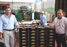 "Da sinistra a destra: Antonio "Tonino" Rubolino, responsabile Apofruit per il Sud Italia e Nunzio Caliero, responsabile di magazzino."