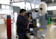 Si inserisce la bobina con le etichette.