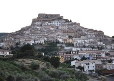Il centro abitato di Rocca Imperiale sorge su un colle poco distante dal mare. A circa 200 metri di altitudine, il paese conserva l'aspetto di un borgo medievale, con le case disposte a gradinata ai piedi della fortezza da cui prende il nome. Il castello fu eretto dal re Federico II di Svevia, al quale viene attribuita anche la nascita del paese.