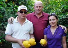 I fratelli Giuseppe e Ruggero Fortunato, insieme al presidente Marianna Latricchia mostrano alcuni limon cedro, mutazioni spontanee del Limone di Rocca Imperiale.