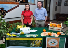 Marianna Latricchia presenta il Limone di Rocca Imperiale durante una mostra pomologica. Accanto a lei, Antonio Gatto del consorzio dell'Arancia Staccia di di Tursi e Montalbano Jonico, in provincia di Matera.