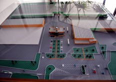 Lo stabilimento Salvi-UNACOA sito a Ferrara si estende su una superficie complessiva di 150.000 metri quadrati, di cui 60.000 coperti. La struttura e' progettata in modo molto razionale. nella parte alta della foto, i due magazzini per la lavorazione della frutta sono disposti simmetricamente, con le rampe di carico al centro. Il magazzino sulla destra e' dedicato alla lavorazione di kiwi e frutta estiva. Quello a sinistra alla lavorazione di pere e mele. Lo stabilimento impiega fino a 350 persone nei momenti di picco produttivo.