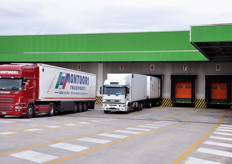 Camion in sosta e in partenza dalle rampe di carico.