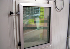 Ogni cella e' anche dotata di una finestra per controllo visivo della merce.