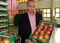 Marco Salvi con una cassetta di mele a marchio Mela Piu'.