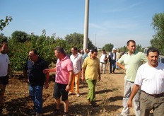 "Si e' svolta il giorno 16 giugno 2009 una visita guidata presso l’impianto di albicocco "Kioto" dell’Az. Agricola Antonello Giannace, in località "Tinchi", agro di Pisticci (MT). Nella foto, il momento dell'arrivo dei partecipanti alla giornata."