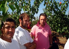 "Da destra a sinistra: Mimmo La Rocca dei Vivai Guglielmi (associato COVIL) e Antonello Giannace, produttore di albicocco "Kioto" a Pisticci (MT)."