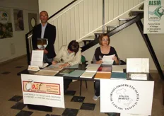 Tesseramento 2009 per l’Associazione Biagio Mattatelli e SOI. Al banchetto, Angela Batecola (destra) e Angelica Mattatelli (sinistra).