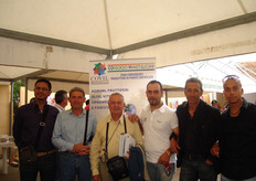 Presso lo stand del COVIL, Consorzio Vivaisti Lucani di Scanzano J.co, da destra verso sinistra: Francesco di Natale (Vivai Di Natale – COVIL), Di Mario Mariano (Vivai Di Mario – COVIL), Giuseppe Di Natale (Vivai Di Natale – COVIL), Prof. Cirulli (Patologo – Università di Bari), Lucio Iocoli (Vivai Iocoli – Presidente COVIL) e Vito Vitelli (COVIL).
