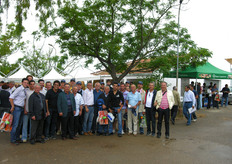 Carmelo Mennone (settimo da sinistra) con un gruppo di frutticoltori provenienti da Bisceglie (BA).