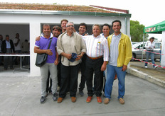 Da sinistra a destra Raffaele Mastronuzzi (tecnico Bayer), Donato Torchetti (agrotecnico di Bisceglie - BA), Nereo Deangelis (tecnico Bayer), Tommaso Parisi (Assessore Agricoltura Comune S. Ferdinando - FG) e alcuni frutticoltori pugliesi.