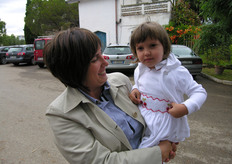 La graziosa Giulia Mattatelli in braccio alla mamma Angelica.