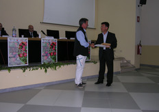 Momento della consegna della menzione Biagio Mattatelli al tecnico dell’Apofruit Antonio Rubolino da parte del prof. Antonio Ippolito (Patologo-Universita' di Bari).