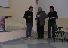 Momento della consegna della menzione Biagio Mattatelli al potatore Vito Gallicchio da parte di Salvatore Martelli (Presidente del Distretto Ortofutticolo del Metapontino).