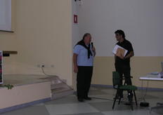 Momento della consegna della menzione Biagio Mattatelli al frutticoltore Leuccio Mastrototaro, da parte di Carmelo Mennone (Presidente dell’Associazione Biagio Mattatelli).