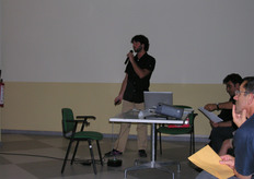 "Pierpaoli Emanuele durante la presentazione della propria tesi, vincitrice in ex equo del Premio Mattatelli, dal titolo: "Utilizzazione dell’energia radiante da parte dei cloroplasti in risposta a diversi livelli luminosi e idrici in pesco"."