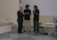 Momento della consegna del premio Biagio Mattatelli a Pierpaoli Emanuele, da parte di Vincenzo Viti, Assessore Agricoltura e SREM della Regione Basilicata (sinistra nella foto).
