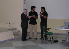 Momento della consegna del premio Biagio Mattatelli a Pierpaoli Emanuele, da parte di Vincenzo Viti, Assessore Agricoltura e SREM della Regione Basilicata (sinistra nella foto).