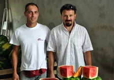 Franco Feroldi (a destra), insieme al suo amico produttore Matteo, che ospita gli esperimenti di Franco nei propri campi di angurie e meloni.