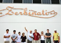 Foto di gruppo dell'azienda agricola Zerbinati. Da sinistra a destra: Oscar, Floriano, Nicheta, Marina, Tonino Zerbinati (titolare), Vasco, Natalina, Marco ed Erol.