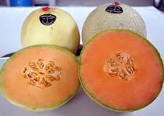Un melone liscio normale (a sinistra) in confronto al melone pigmentato a polpa rossa proposto da Zerbinati.