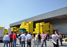 La visita inizia dal piazzale di scarico della merce.