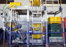 Una sala separata del magazzino e' destinata alle operazioni di spazzolatura/lavaggio della merce in ingresso. Nella foto, il macchinario per il rovesciamento dei bins.