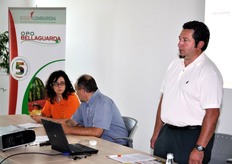 Giacomo Scaroni prende la parola per dare il benvenuto al gruppo di visitatori.