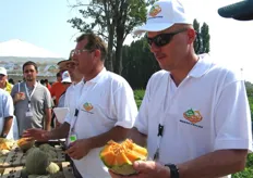 Paolo Montaguti tagliuzza un melone per proporre test di assaggio ai presenti.