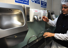 Come ci viene mostrato da Damiano Sanfelici, responsabile dell'ufficio Ricerca e Sviluppo e nostra guida nella visita allo stabilimento, una serie di procedure igienico-sanitarie vengono eseguite prima dell'ingresso alle sale di lavorazione.