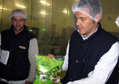 Damiano Sanfelici mostra il risultato finito. Alla sua destra, il responsabile di reparto, Battista Bettoncelli.