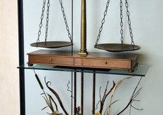 Gia' all'ingresso dello stabilimento, non c'e' dubbio che la pesatura sia qui l'arte regina.