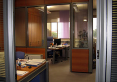 Interno degli uffici. Lo stabilimento di Coop Bilanciai a Campogalliano riunisce la parte propriamente produttiva, quella tecnico-amministrativa e quella della ricerca e sviluppo.