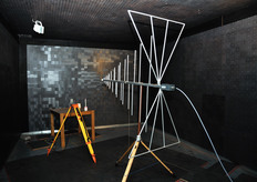 Camera anecoica per i test sulle emissioni elettromagnetiche prodotte dalle apparecchiature. Qui, in un ambiente completamente isolato dall'esterno, si valuta anche la resistenza dei macchinari alle scariche elettriche. La camera e' interamente rivestita di magneti, per l'eliminazione di qualunque interferenza esterna.