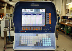 Dettaglio del pannello di interfaccia per l'utente. Il sistema software del macchinario dispone di una memoria di 64 megabytes. Grazie ad esso si possono comporre e stampare etichette completamente personalizzabili. Il macchinario, collegabile in rete e dunque azionabile anche da remoto, puo' lavorare in maniera del tutto automatica.