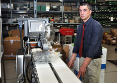 Alcuni modelli di peso-prezzatrici sono dotati di nastro trasportatore, modificabile a seconda della tipologia di prodotto trasportato. Qui Giampaolo Fantinato ci mostra la posizione piatta del nastro.