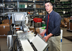 In questa seconda foto, invece, vediamo la posizione sollevata di un lato del nastro. Sollevando anche l'altra parte, si ottiene un canale trasportatore a forma di V, perfetto per la gestione di prodotti sferici.