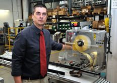 Anche l'etichettatrice e' orientabile, per consentire un'agevole integrazione del macchinario di peso-prezzatura all'interno di linee di lavorazione gia' esistenti. Nella foto, Giampaolo Fantinato mostra una delle posizioni possibili per l'orientamento dell'etichettatrice.