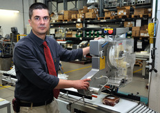 "La stessa etichettatrice, ruotata di novanta gradi. Oltre alla flessibilita' nell'orientamento, questi macchinari sono corredati da altre funzioni opzionali quali: doppia etichettatura (applicazione etichette top e bottom sullo stesso prodotto), applicazione "a sparo" (con aria compressa) o a contatto diretto (tramite braccio meccanico) dell'etichetta, etc."