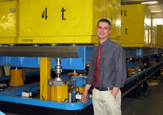 Collaudo di una pesa a ponte. Si tratta di un pianale metallico (ponte), sotto il quale sono collocate diverse celle di carico, che serve per la pesatura di automezzi stradali e di mezzi d’opera fino ad un massimo di 80 tonnellate (nella versione standard).