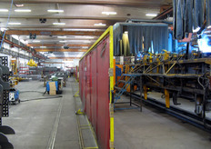 La saldatura (a destra) viene effettuata da saldatrici automatiche.