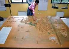Francesca Gozzi, responsabile del Museo, ci mostra l'ubicazione dell'edificio nel quale ci troviamo, con l'ausilio di questo modello in scala del Comune di Campogalliano.