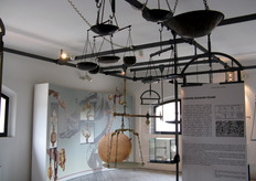 Il Museo espone circa 600 pezzi (altri 200 sono in archivio). Questa e' la sala con gli esemplari piu' antichi di bilance.