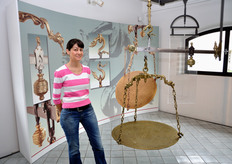 Francesca Gozzi mostra un'antica e decoratissima stadera veneziana del 1876.