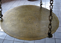 Piatto della stadera, con incisioni decorative.